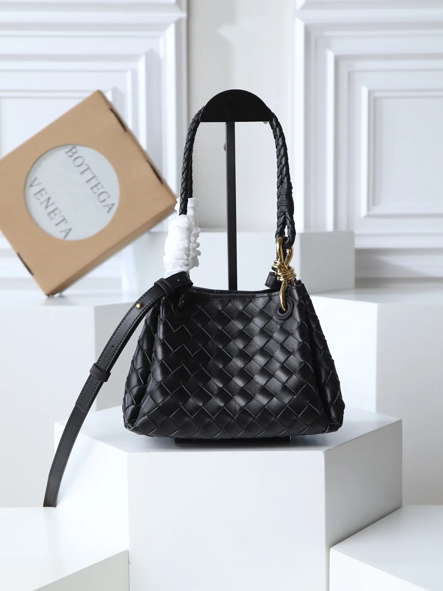 1250. Home B has a new product! Andiamo combines archive parachute handbags to inherit retro elements and integrate modern trends. The same style as Shu Qi's Night in Beijing. It is a continuation of the classic bag. It has three functions: hand carry, shoulder and cross-body. It is embellished with metal brass knot buckles. It is small and has an amazing capacity. It can easily hold all kinds of daily necessities with a box, sunglasses, small bottle, water powder, charger, and the upper body is versatile. Style number: 796569 Size: 21*17*16.5cm